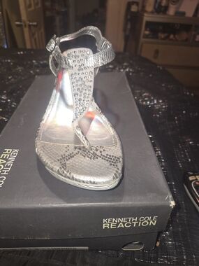 Kenneth Cole Reaction Silver T-Strap Sandals Worn Once!
